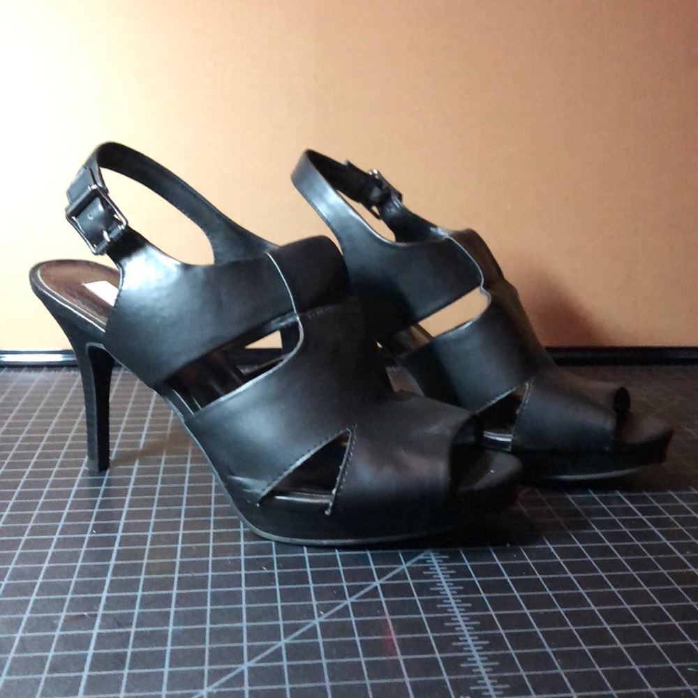 Size Women’s 8M Black Vera Wang Heels